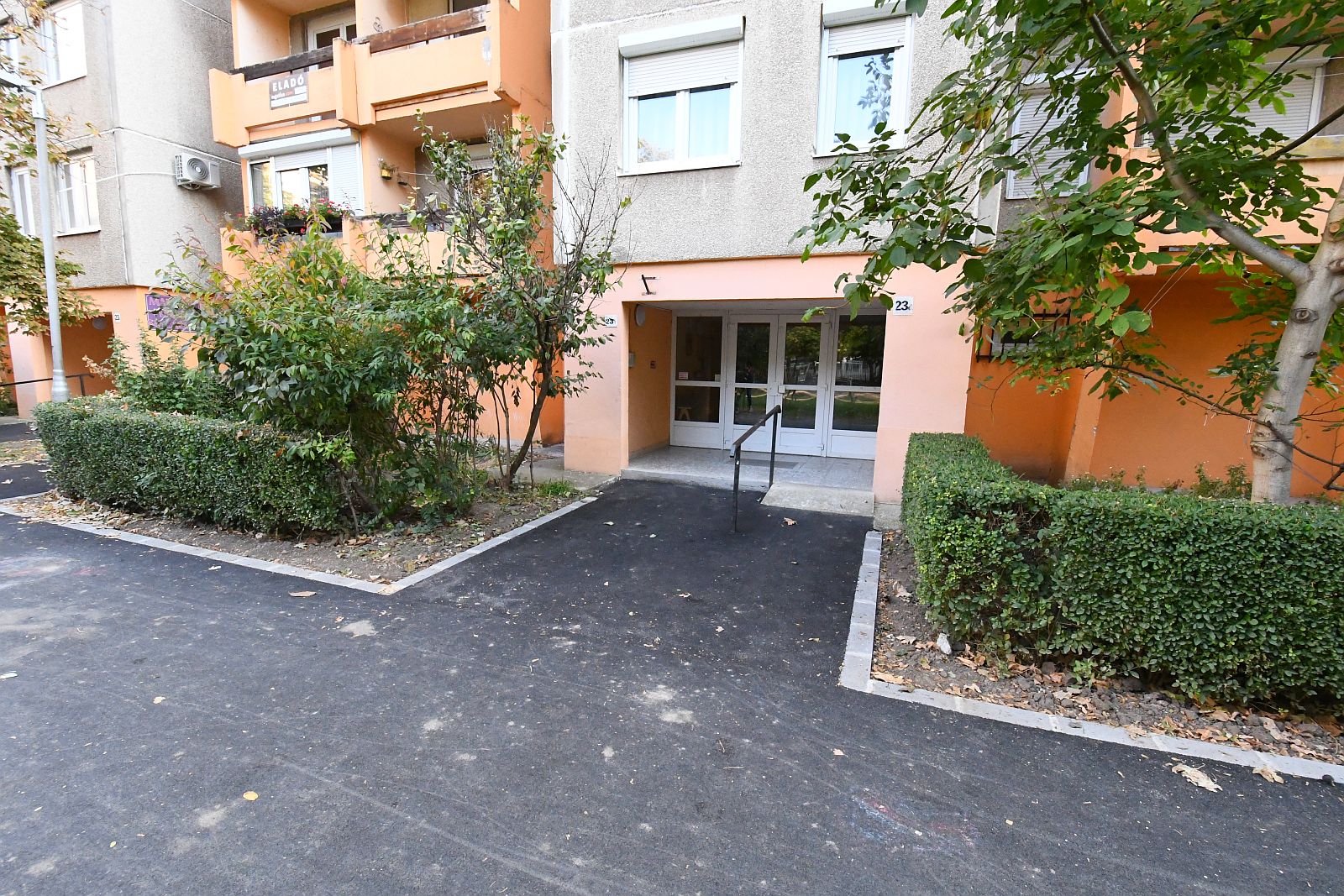 Akadálymentesítés és járdafelújítás a Sarló utcában